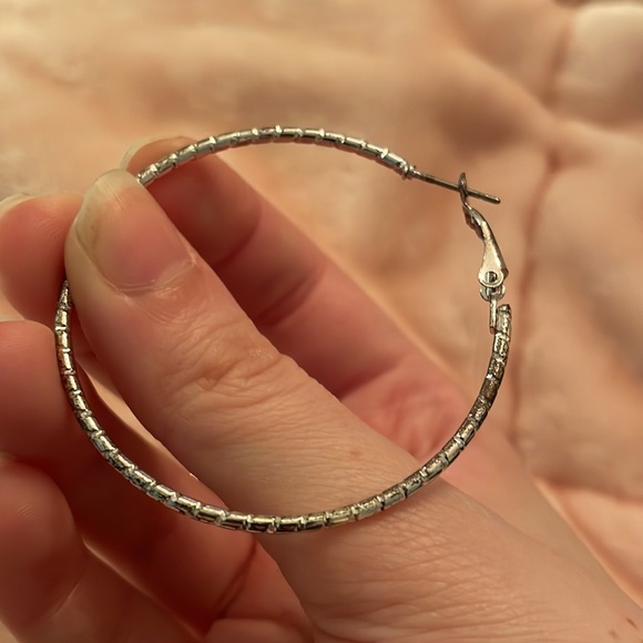 Set of 3 hoop earrings of different sizes Costume Jewelry - Picture 5 of 7